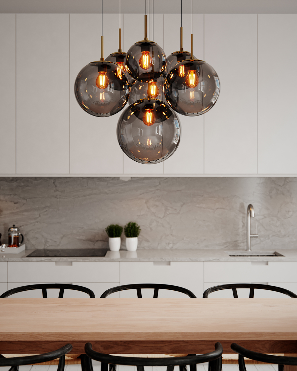 Laura Ø53 Rökgrå taklampa från By Rydéns - Tillverkad av matt svart metall med stilrena m&auml;ssingsdetaljer, utstr&aring;lar denna lampa en tidl&ouml;s charm.