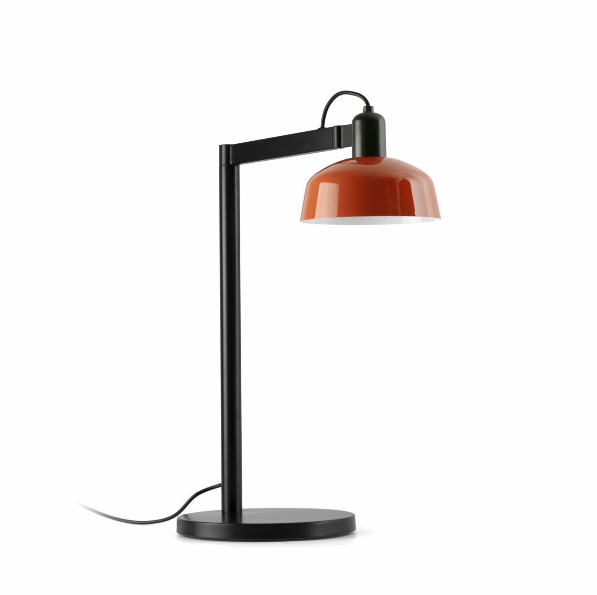 Tatawin 58cm Rödorange skrivbordslampa från Faro Barcelona - Med sin arkitektoniska silhuett och rena kontraster blir Tatawin en dekorativ ljuspunkt med b&aring;de stil och ber&auml;ttelse.