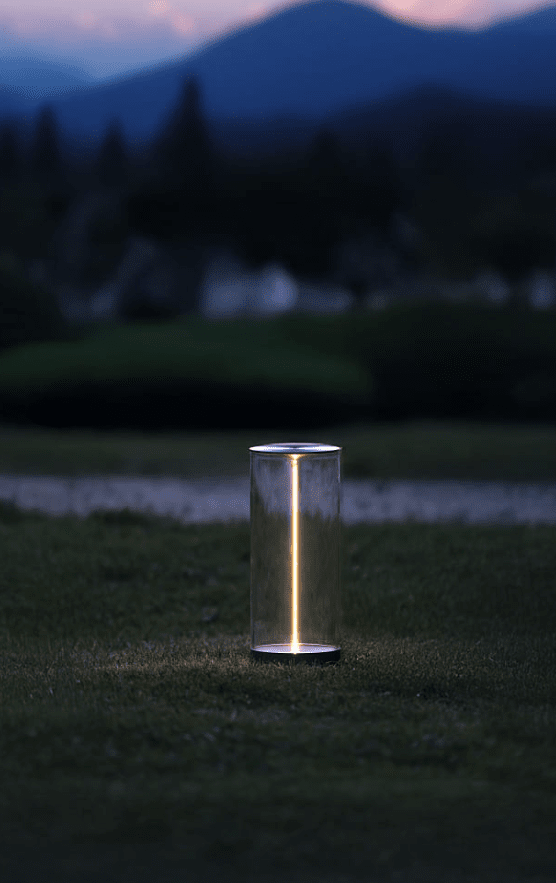 Edison 32cm Antracit portabel från Konstsmide - Edison laddas upp fullt p&aring; 6h med den medf&ouml;ljande USB kabeln och kan sedan lysa i upp till 9h p&aring; 100% ljusstyrka.