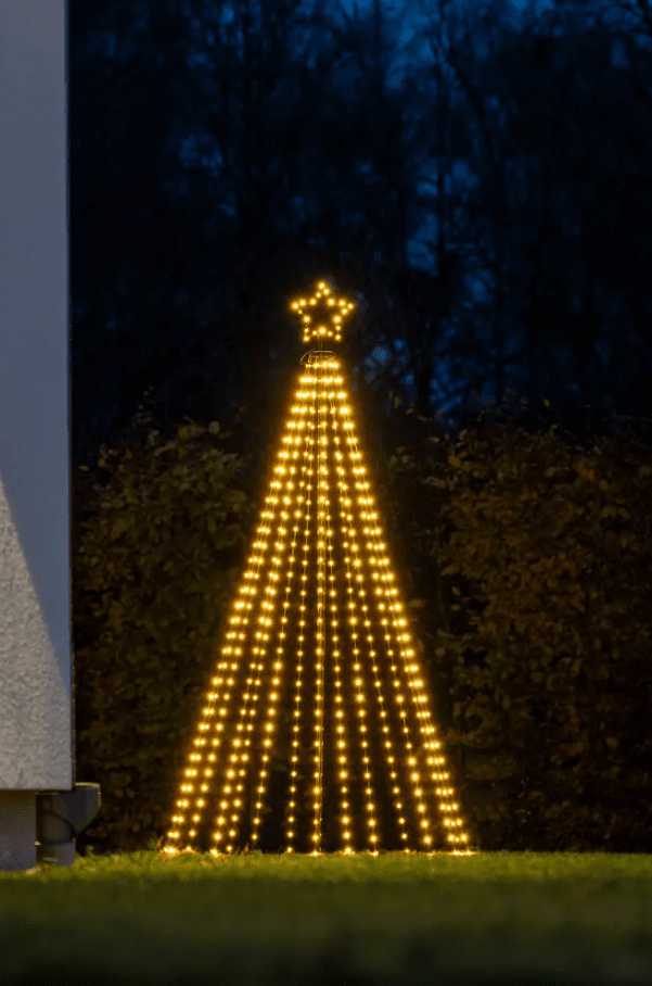 Julgran i metall 1,8m Svart från Konstsmide - Denna julgran i metall med stj&auml;rna och integrerad LED-belysning &auml;r en stilfull och modern tolkning av den klassiska julgranen.