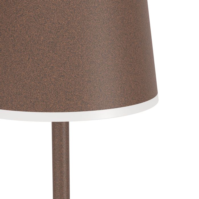 Mannera 140cm Rostbrun portabel från Eglo - Tack vare den tr&aring;dl&ouml;sa funktionen kan lampan placeras fritt i rummet och ger ett j&auml;mnt och behagligt ljus &ndash; perfekt f&ouml;r att skapa st&auml;mning eller f&ouml;r att l&auml;sa.