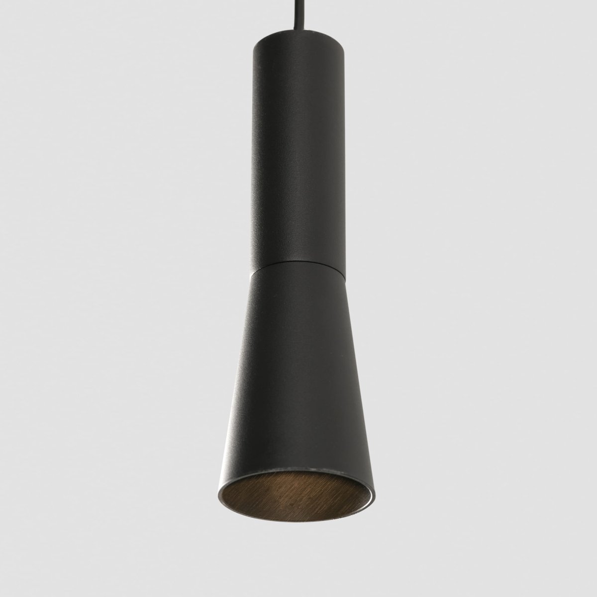 Nina Ø4 Svart taklampa från Faro Barcelona - Nina &auml;r en svart pendellampa med integrerad LED-teknik och en stilren, minimalistisk design.