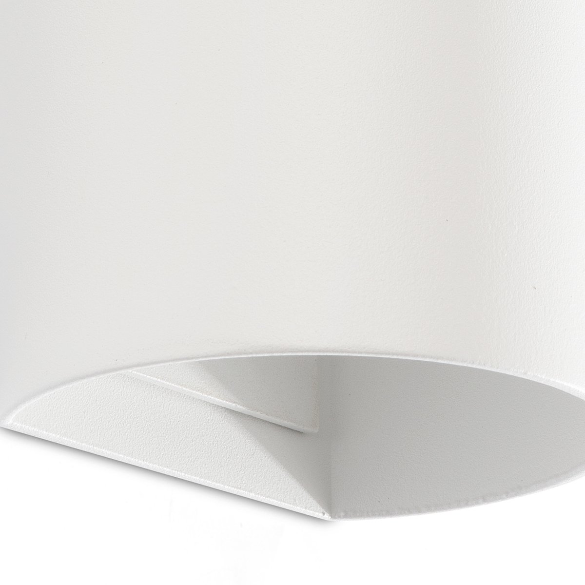 Sole 15cm Vit vägglampa från Faro Barcelona - Finns i tv&aring; storlekar och kan lysa i en eller tv&aring; riktningar, vilket g&ouml;r den idealisk f&ouml;r hallar och mindre utrymmen.