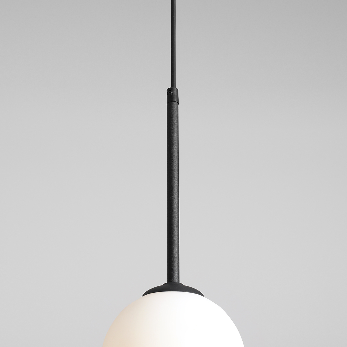 Bosso Ø14 Svart taklampa från Artera - Med sin minimalistiska estetik och lyxiga detaljer tillf&ouml;r den en diskret men &auml;nd&aring; uppseendev&auml;ckande touch till vilket rum som helst.