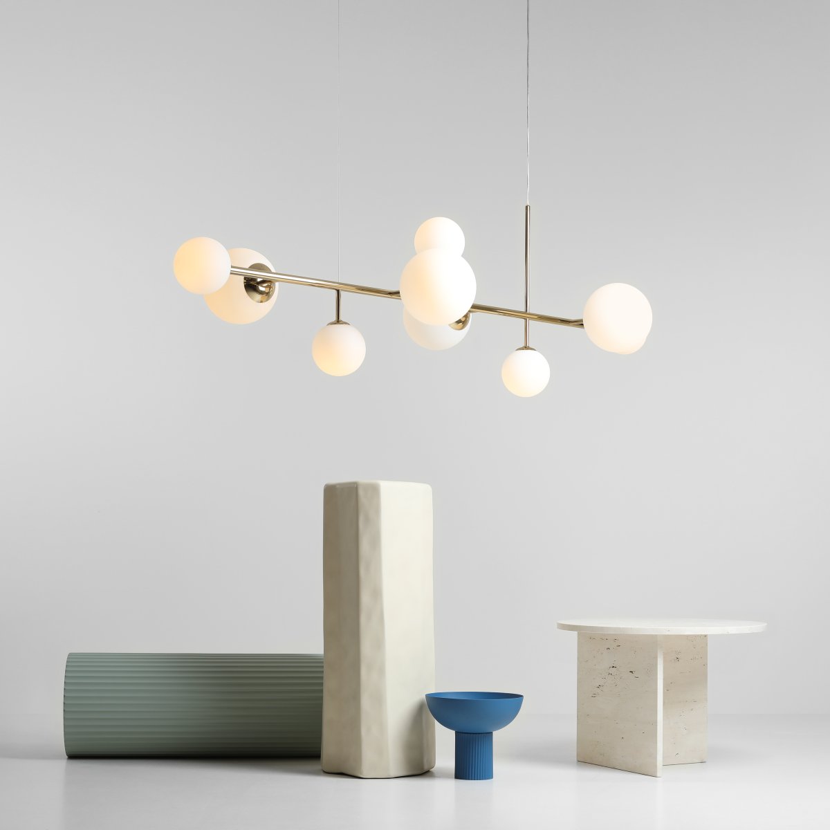 Dione 168cm Guld taklampa från Artera - Lampans asymmetriska utformning och eleganta linjer g&ouml;r den till ett konstn&auml;rligt designelement som drar blickarna till sig, samtidigt som den ger en behaglig belysning f&ouml;r alla tillf&auml;llen.