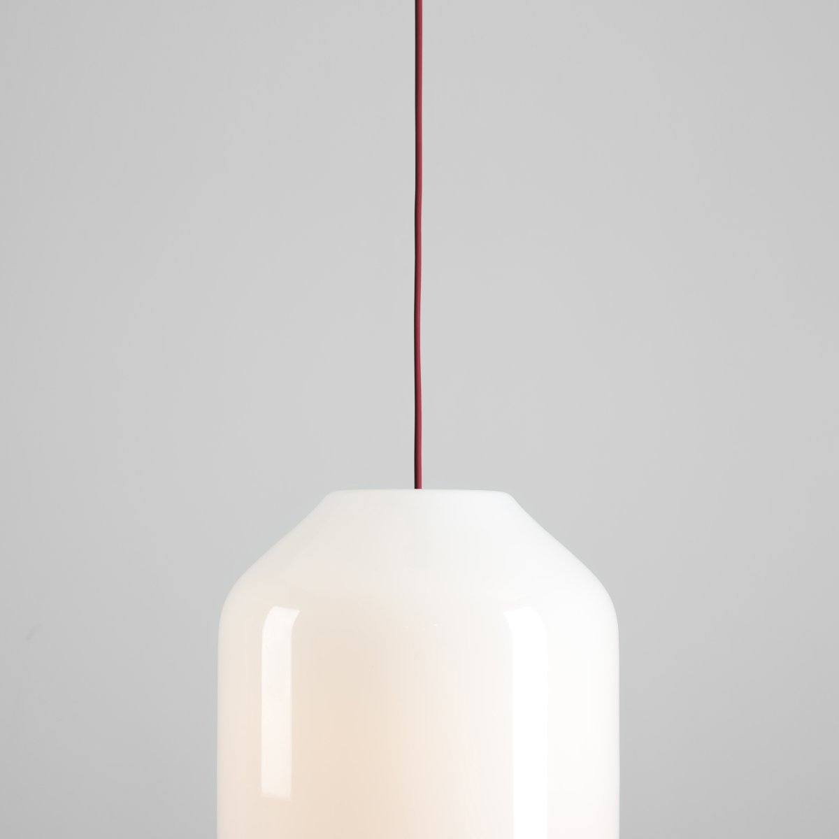 Flask Ø27 Röd taklampa från Artera - Den gener&ouml;sa kupan i opalglas har en diameter p&aring; 27 cm och sprider ett mjukt och behagligt ljus som skapar en inbjudande atmosf&auml;r i rummet.