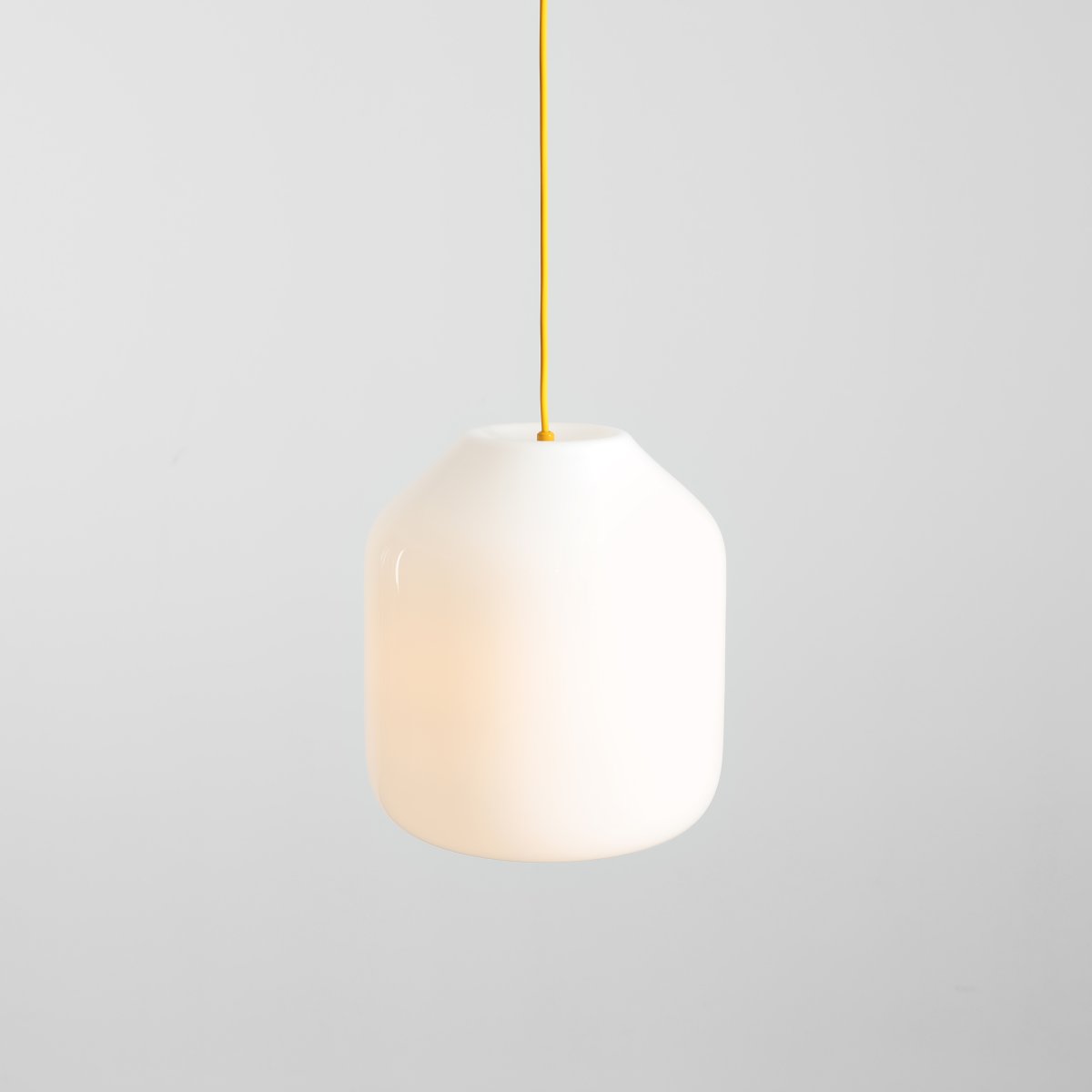 Flask Ø27 Gul taklampa från Artera - Den gener&ouml;sa kupan i opalglas har en diameter p&aring; 27 cm och sprider ett mjukt och behagligt ljus som skapar en inbjudande atmosf&auml;r i rummet.