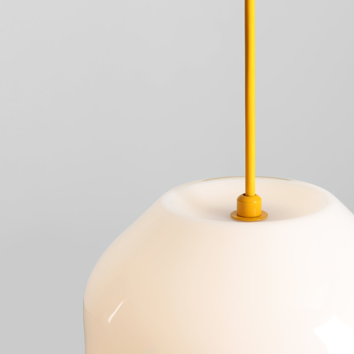 Flask Ø18 Gul taklampa från Artera - Den rundade kupan i opalglas sprider ett mjukt och behagligt ljus som skapar en inbjudande atmosf&auml;r i rummet.