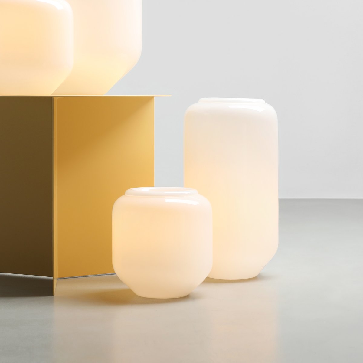 Flask 36cm Vit/röd bordslampa från Artera - Den h&ouml;ga, rundade kupan i opalglas sprider ett mjukt och behagligt ljus som skapar en varm och inbjudande atmosf&auml;r.