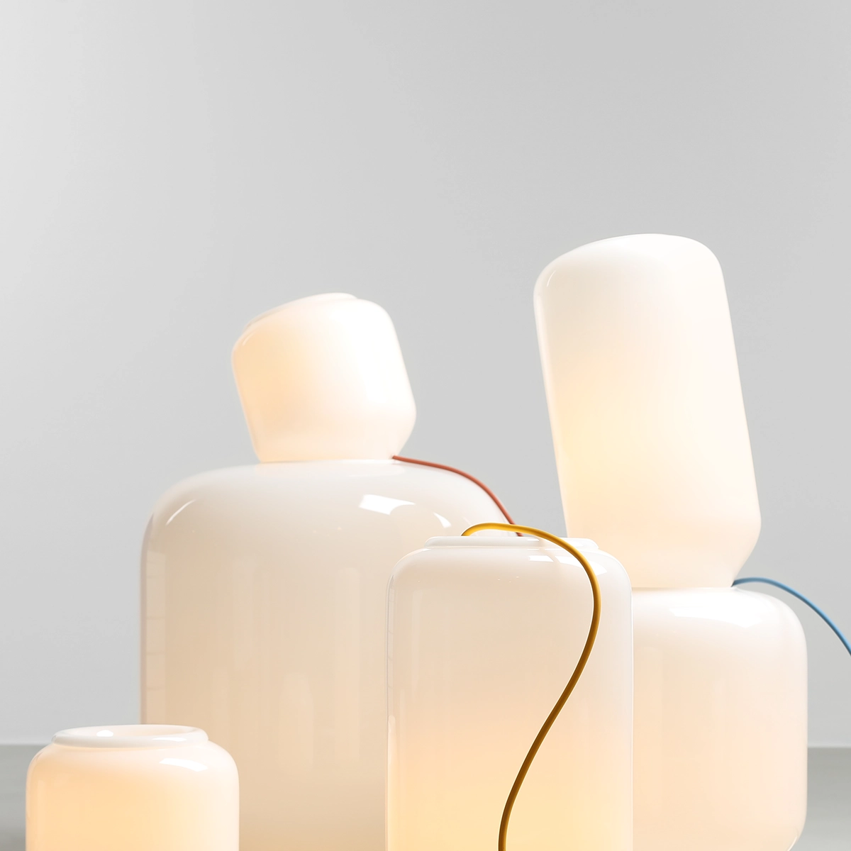 Flask 36cm Vit/gul bordslampa från Artera - Den h&ouml;ga, rundade kupan i opalglas sprider ett mjukt och behagligt ljus som skapar en varm och inbjudande atmosf&auml;r.