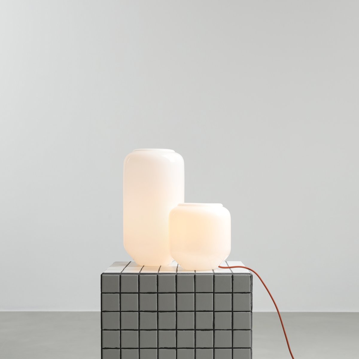 Flask 36cm Vit/terrakotta bordslampa från Artera - Den h&ouml;ga, rundade kupan i opalglas sprider ett mjukt och behagligt ljus som skapar en varm och inbjudande atmosf&auml;r.