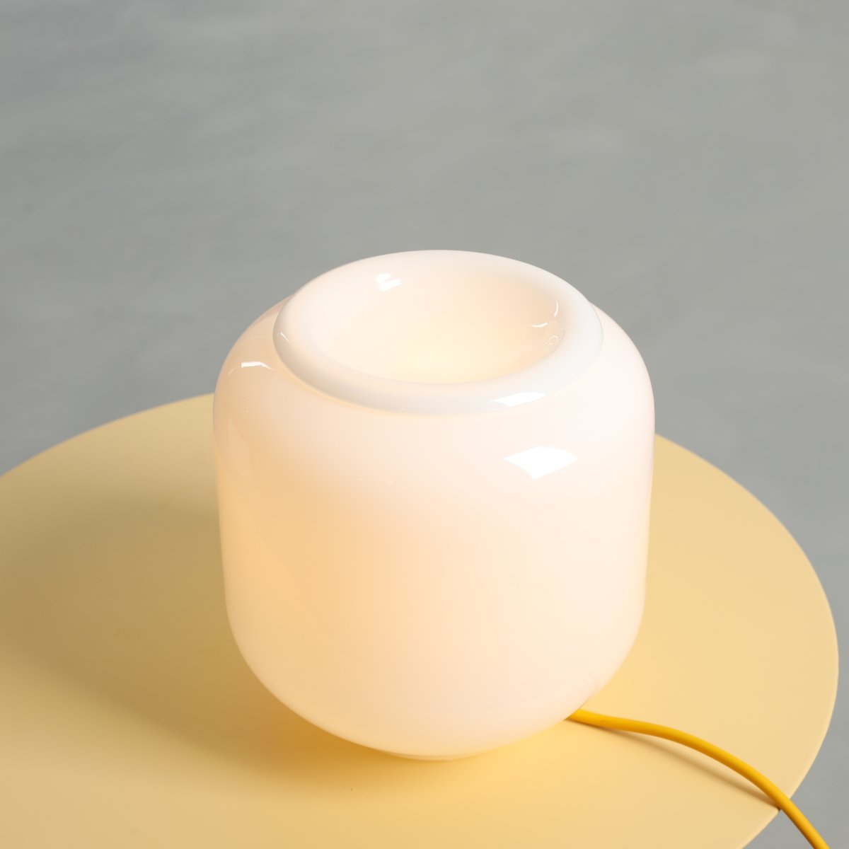Flask 18cm Vit/gul bordslampa från Artera - Den dekorativa kupan i opalglas sprider ett mjukt och behagligt ljus som skapar en inbjudande atmosf&auml;r.