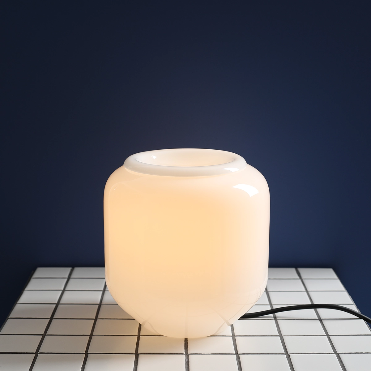Flask 18cm Vit/svart bordslampa från Artera - Den dekorativa kupan i opalglas sprider ett mjukt och behagligt ljus som skapar en inbjudande atmosf&auml;r.