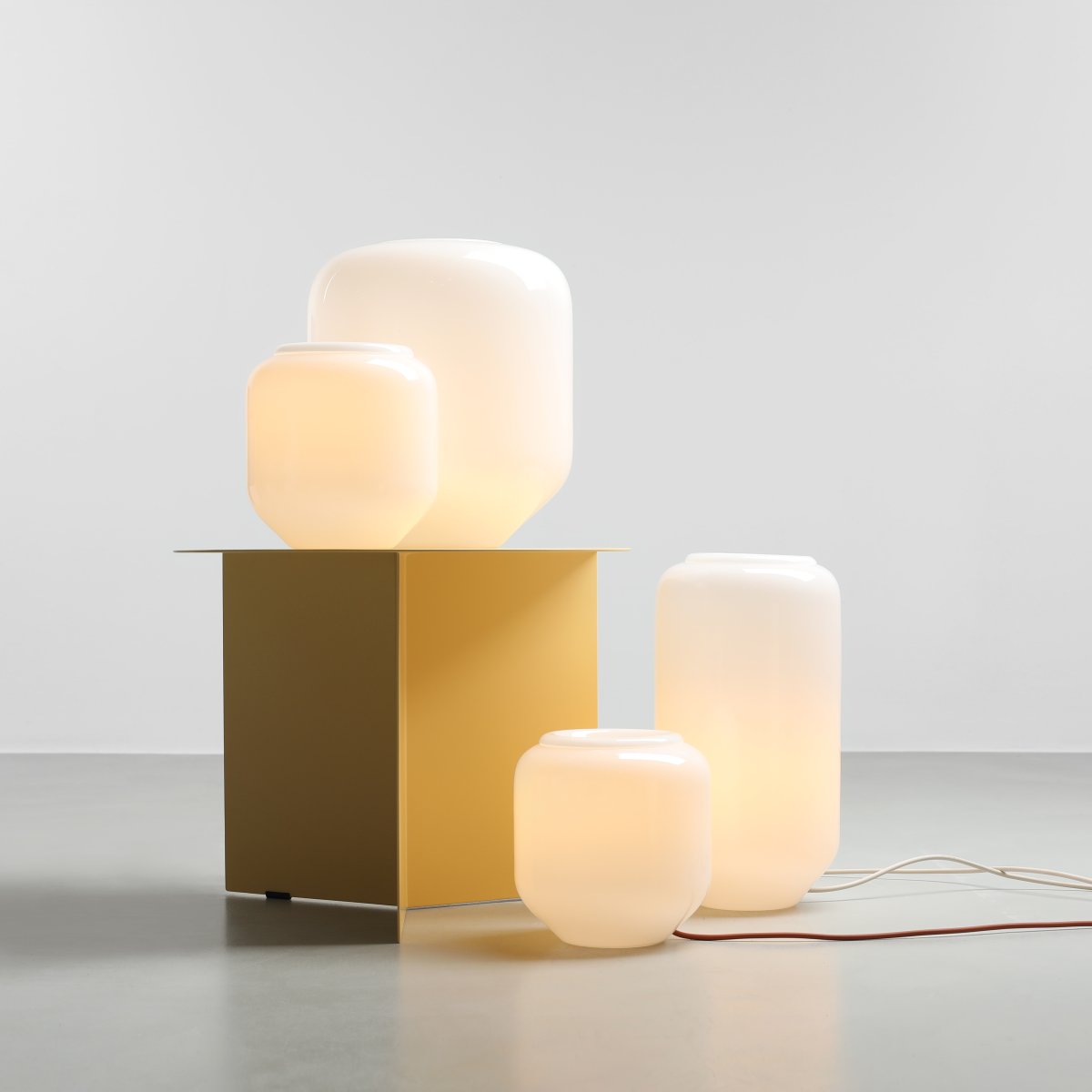 Flask 18cm Vit/terrakotta bordslampa från Artera - Den dekorativa kupan i opalglas sprider ett mjukt och behagligt ljus som skapar en inbjudande atmosf&auml;r.