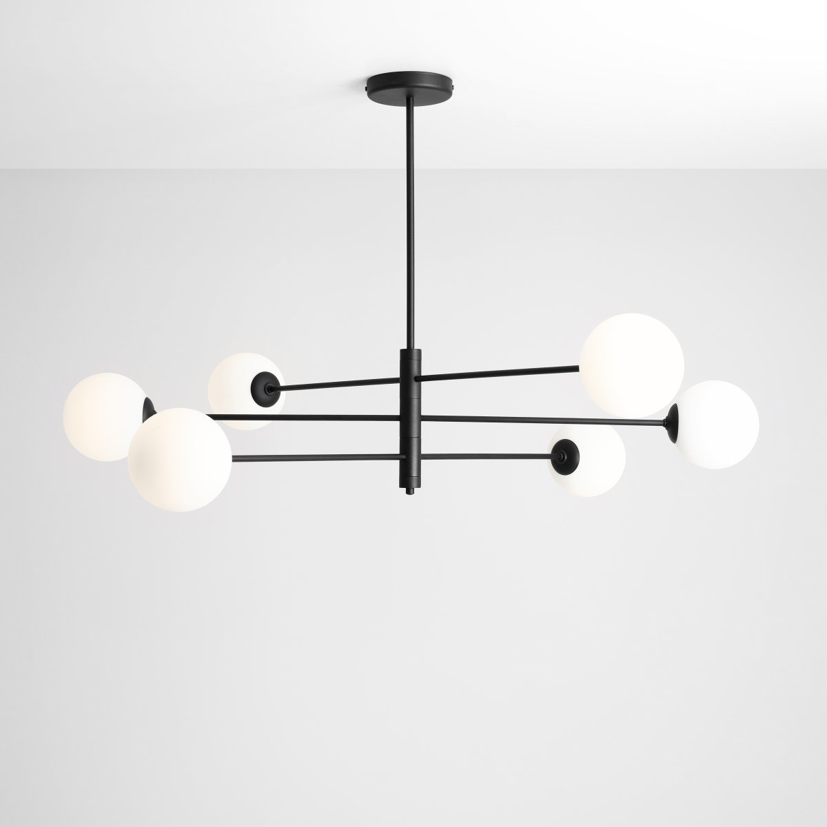 Homme 108cm Svart plafond från Artera - Med sin tidl&ouml;sa estetik passar denna lampa in i b&aring;de moderna och klassiska interi&ouml;rer, och fungerar lika bra som en dekorativ detalj som en praktisk ljusk&auml;lla.