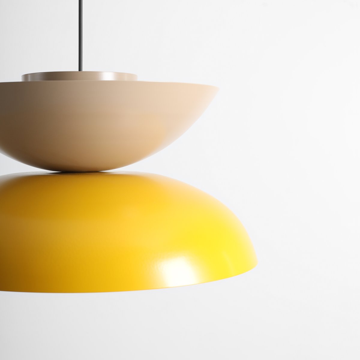 Millo Ø47 Gul/beige taklampa från Artera - Lampan sprider ett behagligt ljus och fungerar lika bra &ouml;ver matbordet som i vardagsrummet eller hallen.