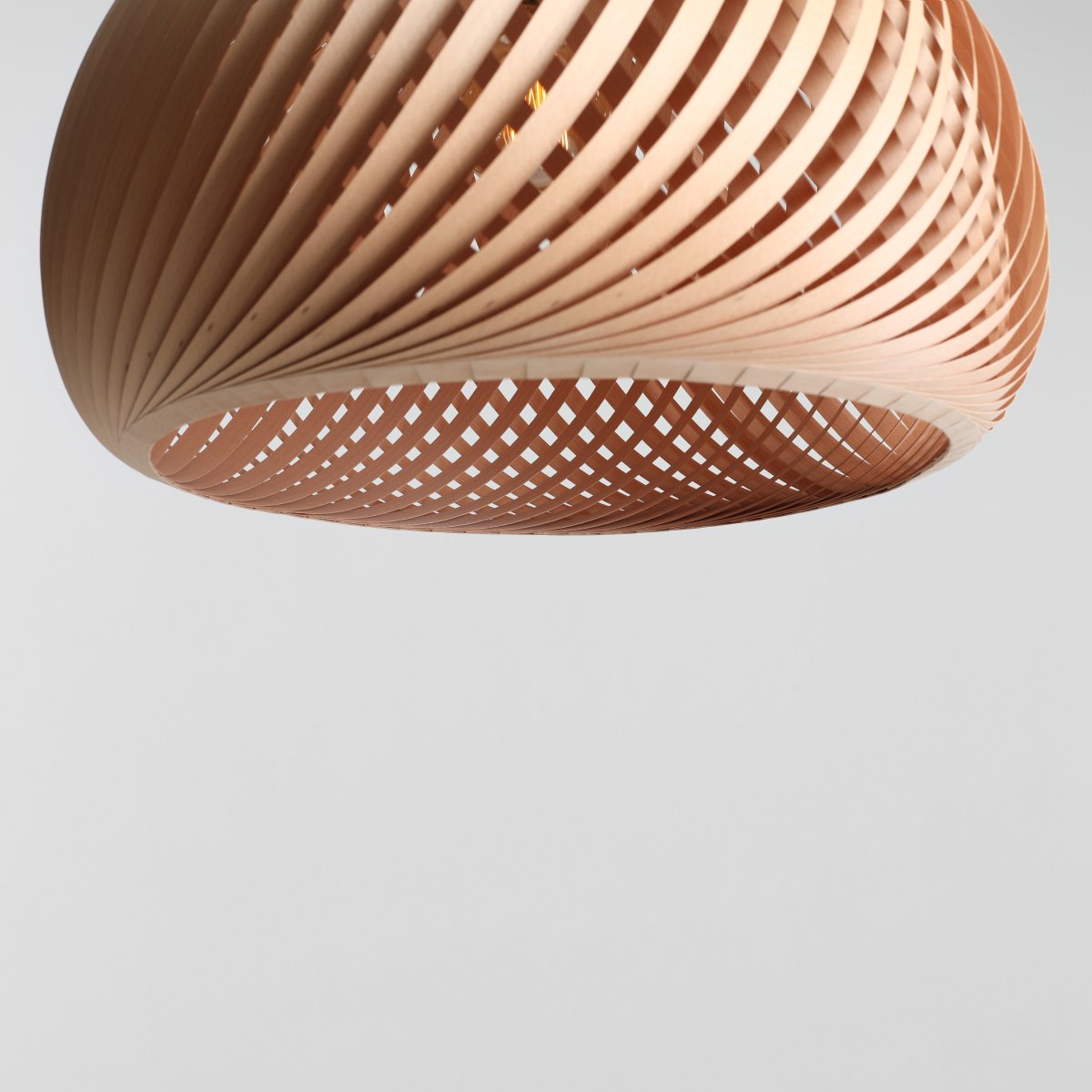 Cross Ø53 Natur taklampa från Artera - Den naturliga tr&auml;finishen ger en varm och jordn&auml;ra k&auml;nsla, vilket g&ouml;r den till ett utm&auml;rkt val f&ouml;r moderna och skandinaviska inredningsstilar.