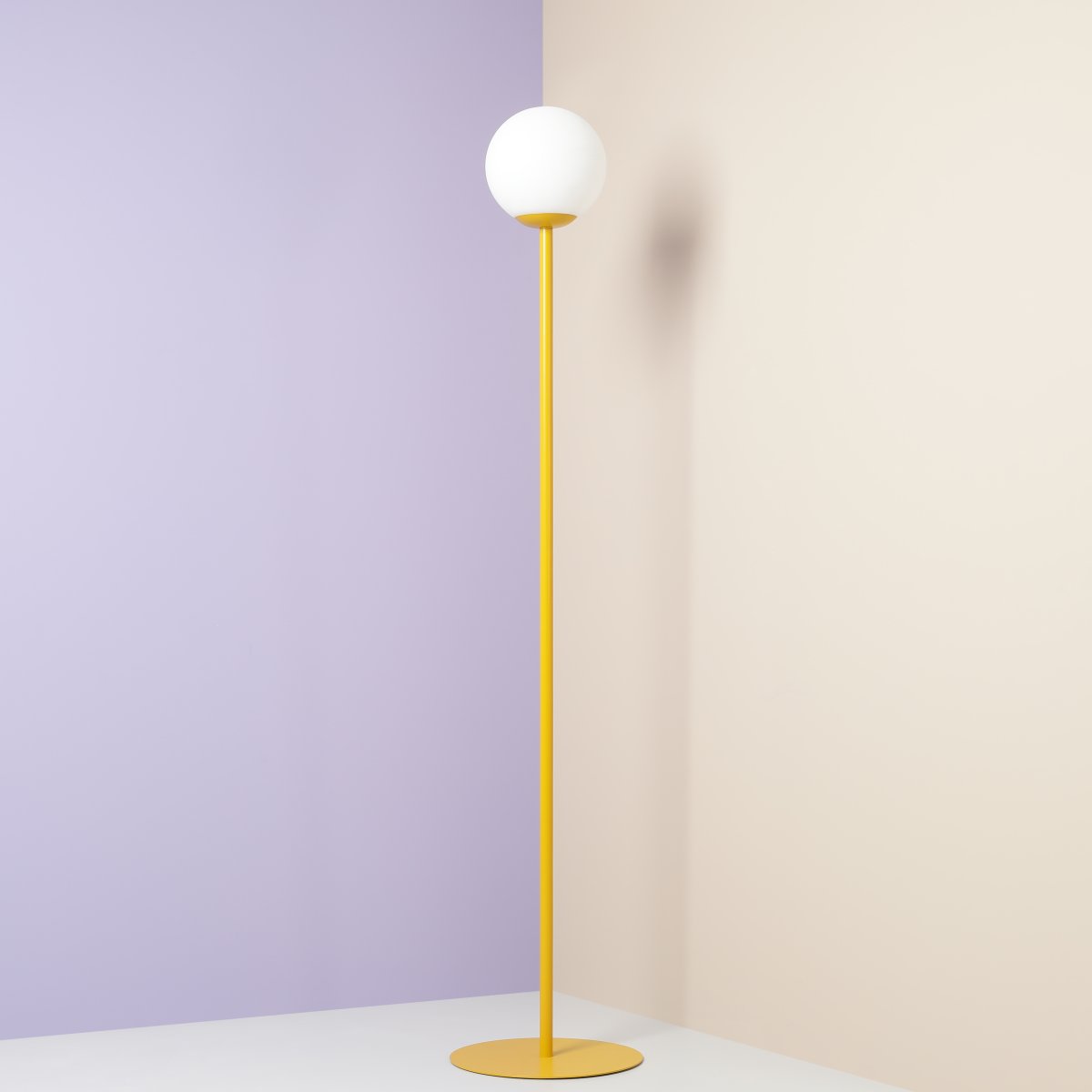 Pinne Senap golvlampa från Artera - Lampans slanka fot i en senapsgul ton ger ett modernt uttryck och fungerar utm&auml;rkt som en dekorativ detalj i b&aring;de vardagsrum, sovrum eller p&aring; kontoret.
