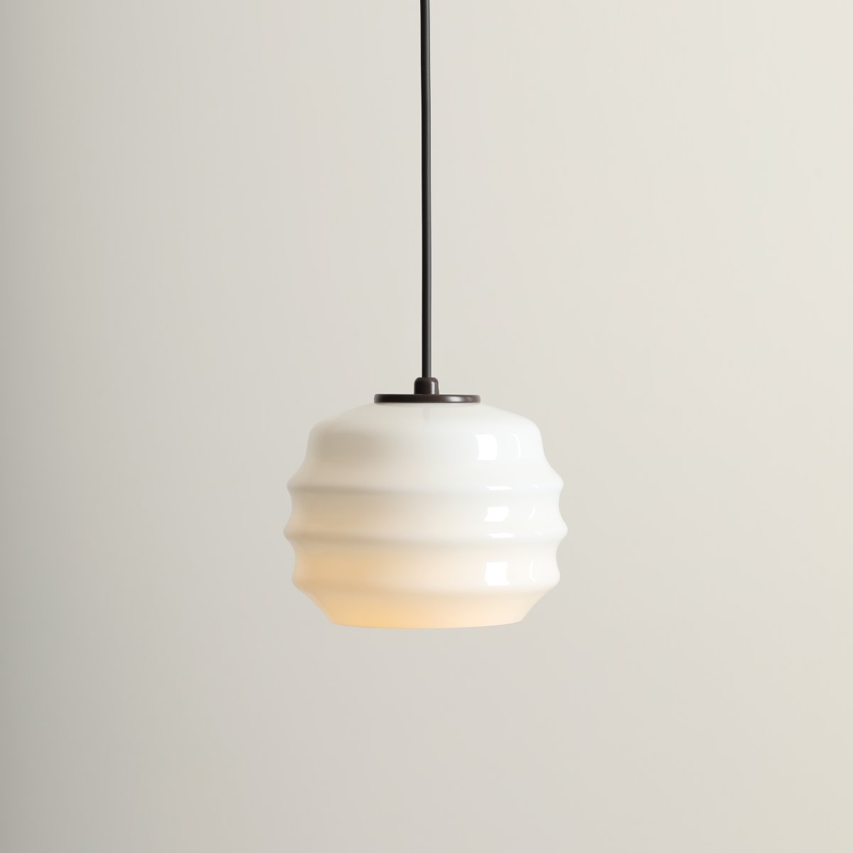 Puff Ø16 Mörkbrun taklampa från Artera - Puff &auml;r en charmig takpendel som kombinerar mjuka former med en modern och stilren design.