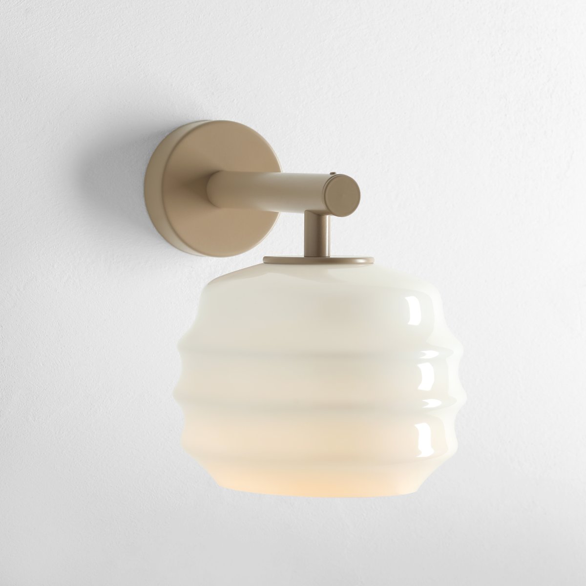 Puff 23cm Beige vägglampa från Artera - Puff &auml;r en charmig v&auml;gglampa som kombinerar mjuka former med en modern och stilren design.
