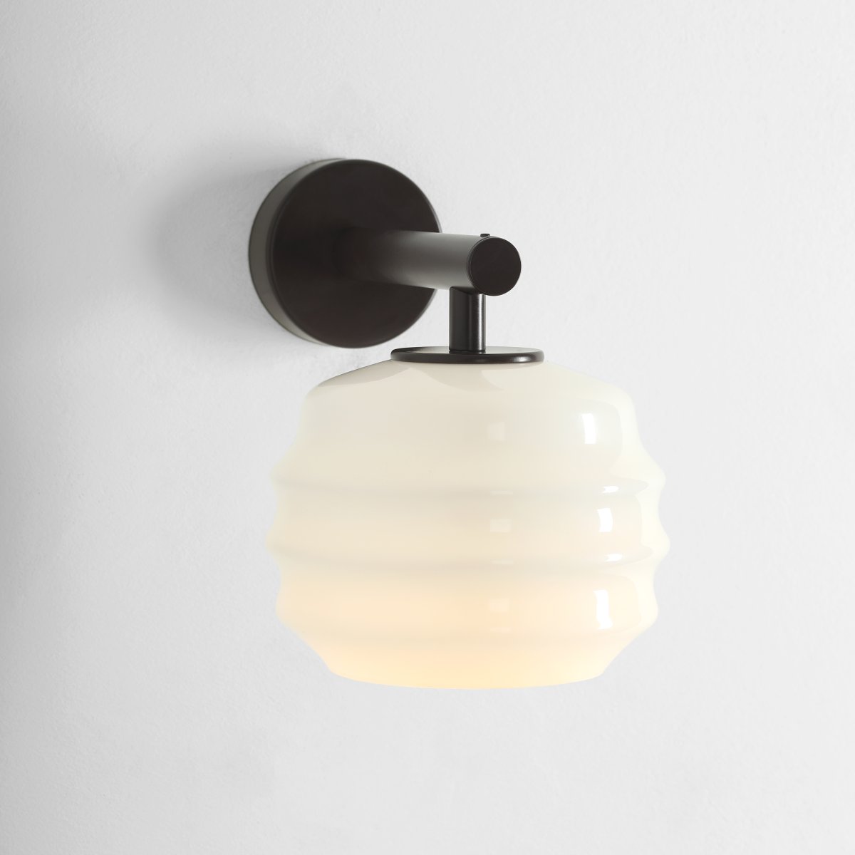 Puff 23cm Mörkbrun vägglampa från Artera - Puff &auml;r en charmig v&auml;gglampa som kombinerar mjuka former med en modern och stilren design.