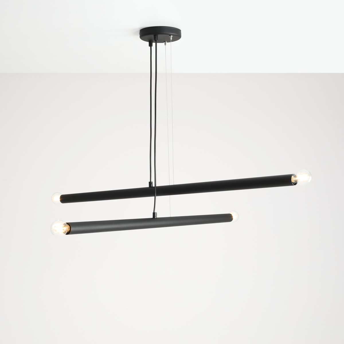 Tubo 4 100cm Svart taklampa från Artera - Varje r&ouml;r &auml;r 100 cm l&aring;ngt med en diameter p&aring; 3,2 cm och har ljusk&auml;llor i b&aring;da &auml;ndarna.