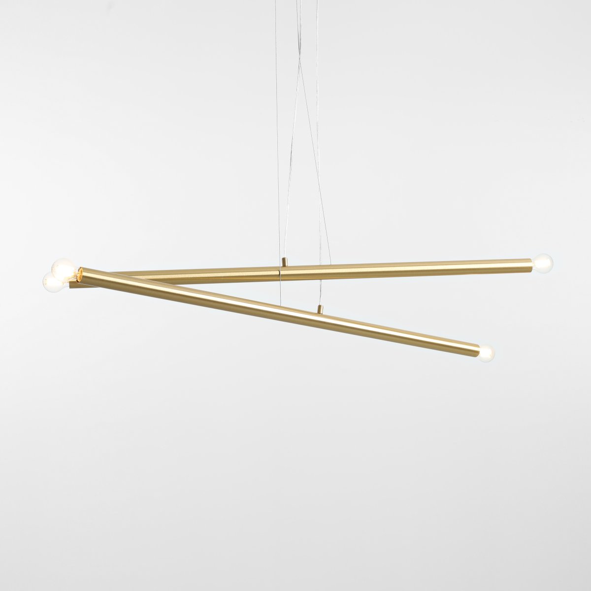 Tubo 4 100cm Mässing taklampa från Artera - Tubo 4 &auml;r en modern takpendel med en stilren och minimalistisk design.