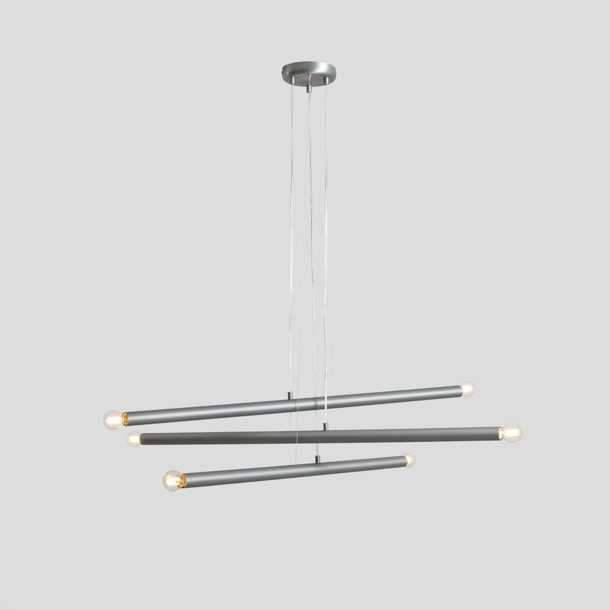 Tubo 6 100cm Stål taklampa från Artera - Lampan best&aring;r av tre smala metallr&ouml;r i elegant st&aring;lfinish, placerade i olika h&ouml;jder och vinklar som skapar ett sp&auml;nnande och luftigt uttryck.