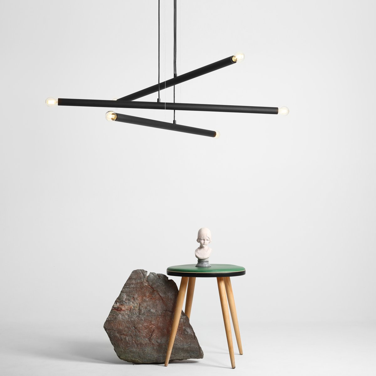Tubo 6 100cm Svart taklampa från Artera - Lampan best&aring;r av tre smala metallr&ouml;r i stilren svart finish, placerade i olika h&ouml;jder och vinklar som skapar ett sp&auml;nnande och luftigt uttryck.