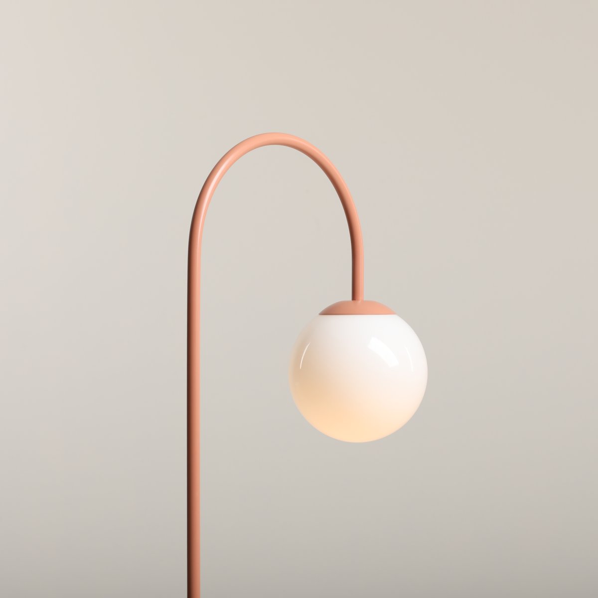 Una 60cm Korall bordslampa från Artera - Una bordslampa i korallr&ouml;d metall och vitt glas har en b&ouml;jd, elegant design som ger rummet ett modernt och lekfullt uttryck.
