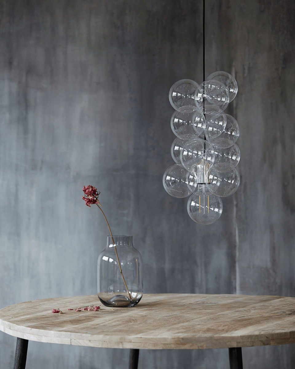 DIY Ø30 Transparent taklampa från House Doctor - Lampan best&aring;r av 12 genomskinliga glaskulor med en diameter p&aring; 12cm som &auml;r sammanfogade s&aring; att de skapar en fantastisk och modern lampa.