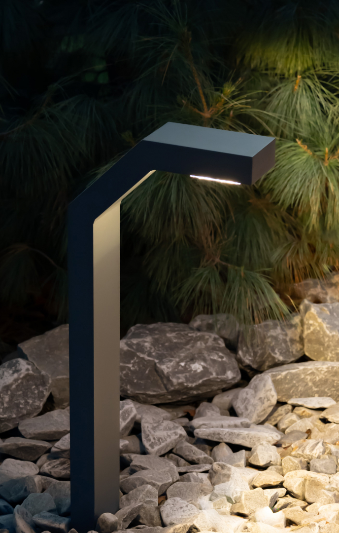 Trysil 85cm Svart pollare från Norlys - Skapa en elegant och modern atmosf&auml;r i din tr&auml;dg&aring;rd eller l&auml;ngs din g&aring;ngv&auml;g med denna minimalistiska utomhuslampa.