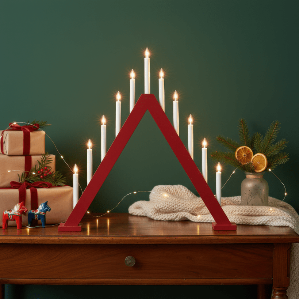 Nova 11 Röd från Pixie Design - Nova &auml;r en klassisk ljusstake i tr&auml; med elva ljus och en vacker r&ouml;d f&auml;rg som f&ouml;r tankarna till traditionellt julfirande.