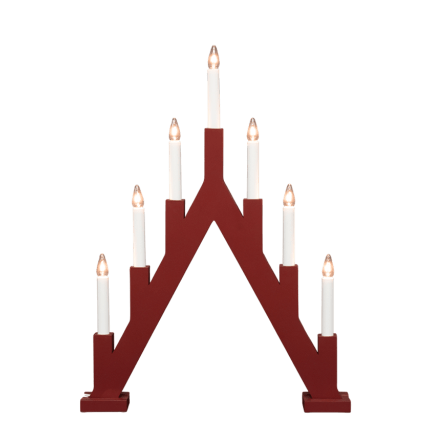 Ellen Röd från Pixie Design - Ellen &auml;r en klassisk ljusstake i tr&auml; med m&ouml;rkr&ouml;d finish och en dekorativ, spetsig form som f&ouml;r tankarna till traditionella adventsljusstakar.