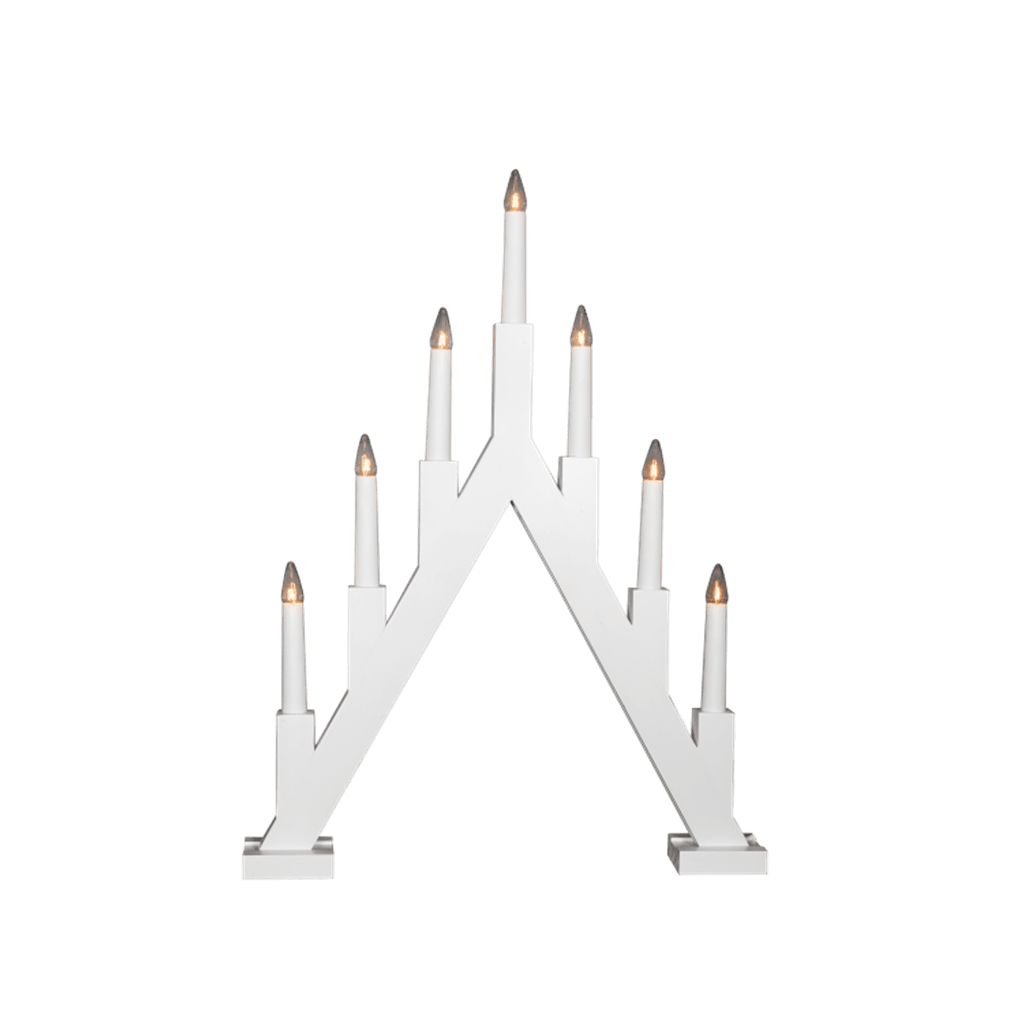 Ellen Vit från Pixie Design - Ellen &auml;r en klassisk ljusstake i tr&auml; med vit finish och en dekorativ, spetsig form som f&ouml;r tankarna till traditionella adventsljusstakar.