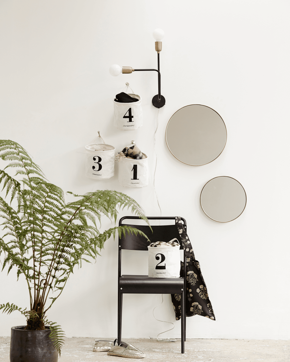 Molecular 30cm Svart vägglampa från House Doctor - Lampan Molecular har en vacker dekorativ look som &auml;r full av karakt&auml;r.