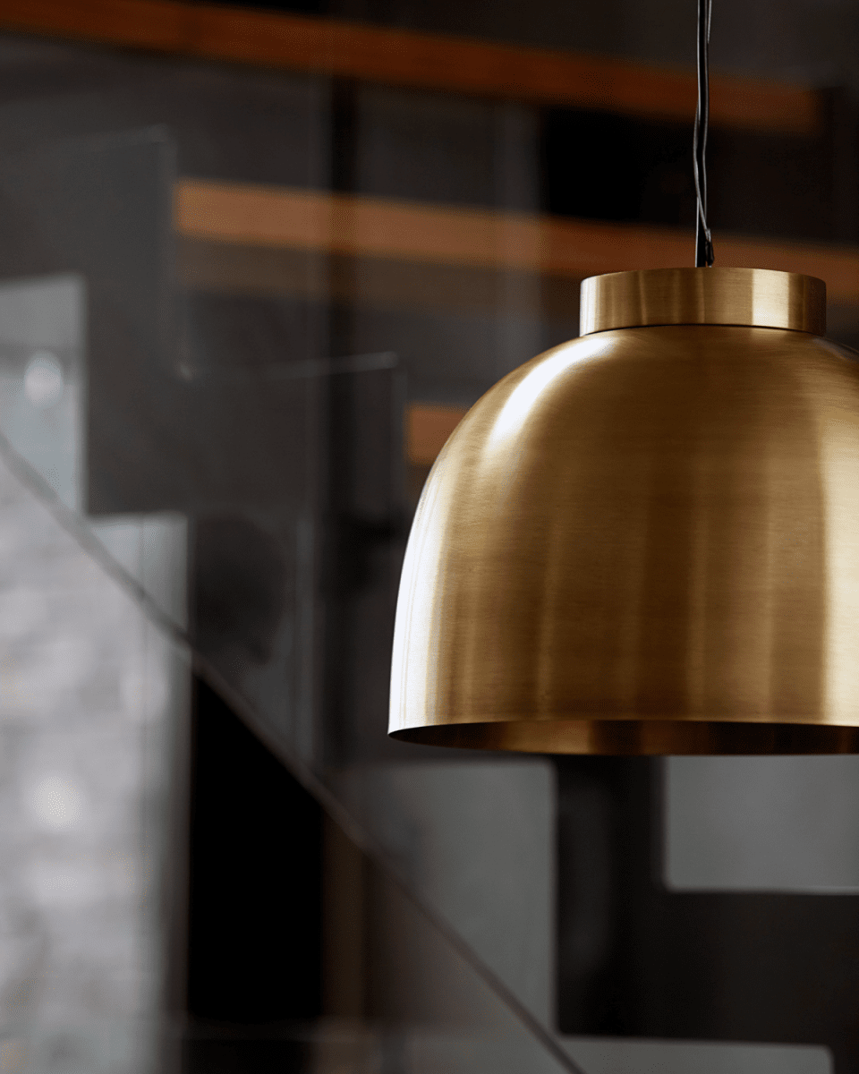 Bowl Ø35 Mässing taklampa från House Doctor - Den industriella looken kombinerad med den vackra runda formen ger en mjukhet till designen som g&ouml;r att den passar in i de flest rum.