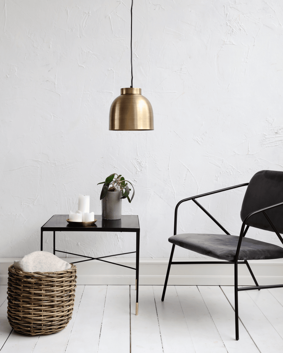 Bowl Ø20 Mässing taklampa från House Doctor - Den &auml;r tillverkad av m&auml;ssing med en gyllene finish och &auml;r tidl&ouml;s och stilig nog att passa alla inredningsstilar.