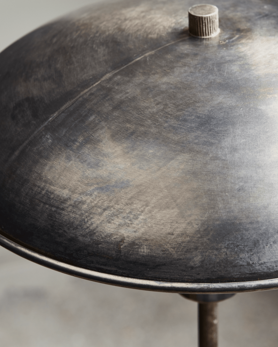 Boston 42cm Antikbrun bordslampa från House Doctor - Det &auml;r en modern klassiker med en industriell touch tack vare materialet i j&auml;rn och ytbehandlingen av lampsk&auml;rmen och basen.