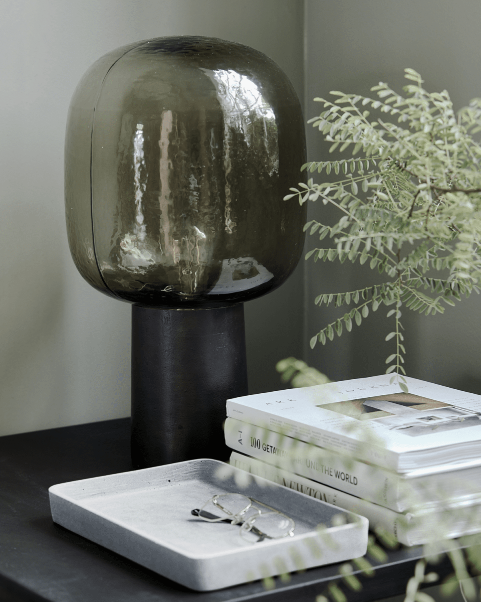 Note 52cm Brun bordslampa från House Doctor - Balans definierar designen d&aring; lampsk&auml;rmen &auml;r l&auml;tt strukturerad och med en storlek som kontrasterar den snygga och mindre basen.