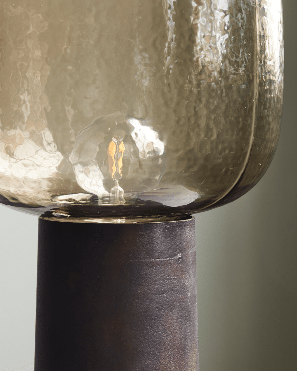 Note 52cm Brun bordslampa från House Doctor - Balans definierar designen d&aring; lampsk&auml;rmen &auml;r l&auml;tt strukturerad och med en storlek som kontrasterar den snygga och mindre basen.