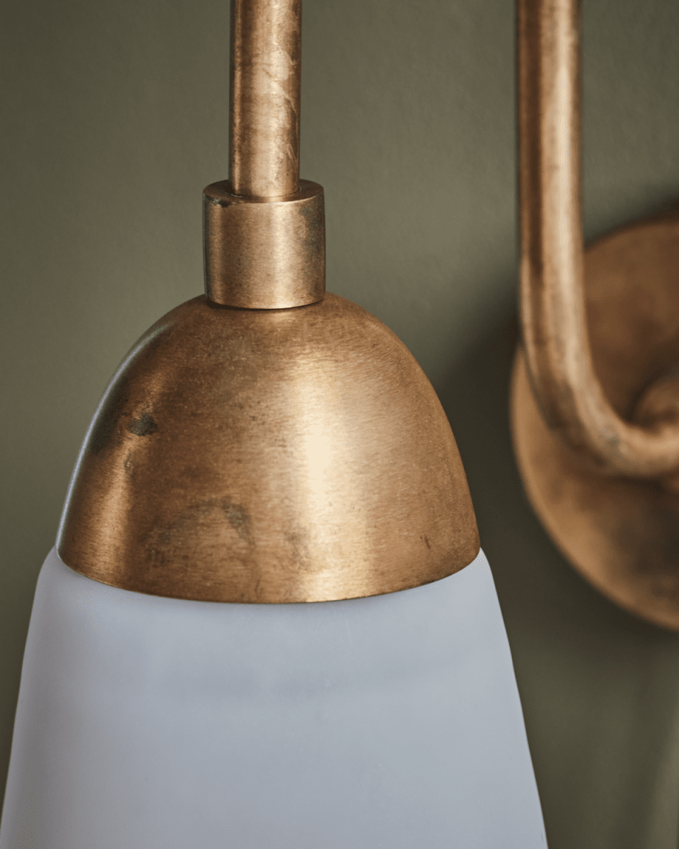 Drop 45cm Antikmässing vägglampa från House Doctor - Den avger ett mjukt och inbjudande ljus som tillf&ouml;r elegans och personlig stil till vilket rum som helst.