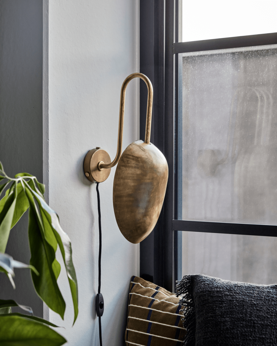 Swan 43cm Antikmässing vägglampa från House Doctor - F&ouml;rb&auml;ttra ditt hem med denna eleganta v&auml;gglampa i antik m&auml;ssing, som erbjuder b&aring;de stil och funktion.