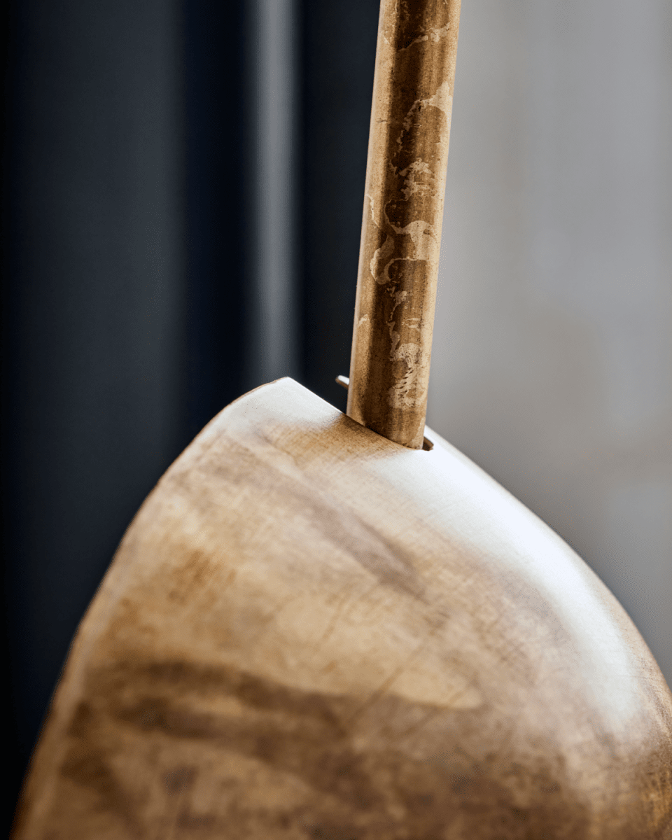 Swan 43cm Antikmässing vägglampa från House Doctor - F&ouml;rb&auml;ttra ditt hem med denna eleganta v&auml;gglampa i antik m&auml;ssing, som erbjuder b&aring;de stil och funktion.