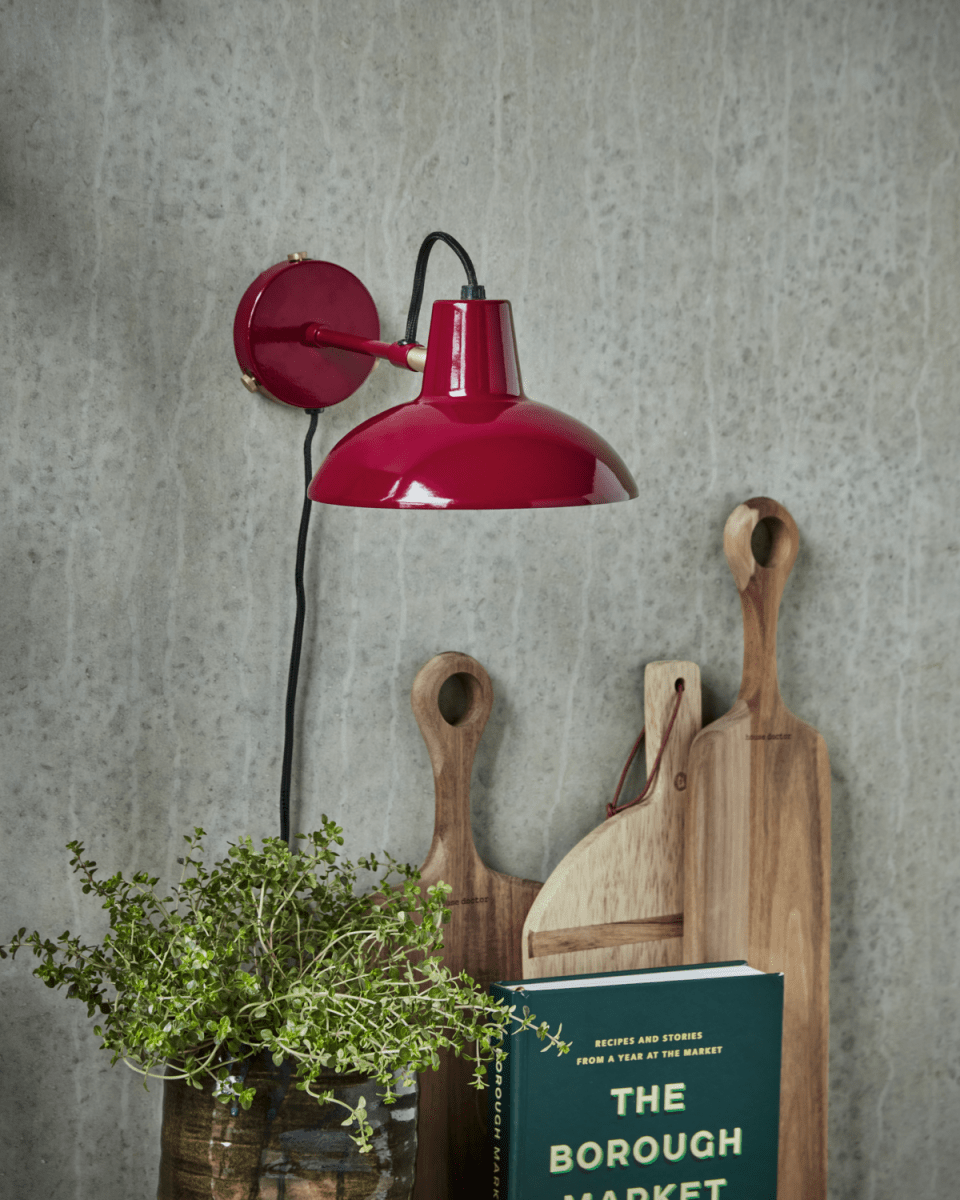 Desk Ø18 Röd vägglampa från House Doctor - L&auml;gg till ett i&ouml;gonfallande inslag i din inredning med denna sl&aring;ende v&auml;gglampa som kombinerar moderna och klassiska element.