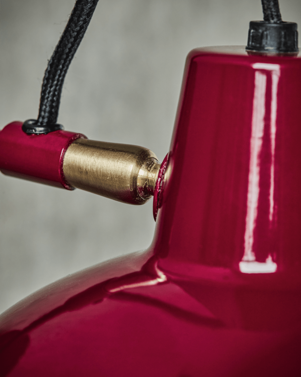 Desk Ø18 Röd vägglampa från House Doctor - L&auml;gg till ett i&ouml;gonfallande inslag i din inredning med denna sl&aring;ende v&auml;gglampa som kombinerar moderna och klassiska element.