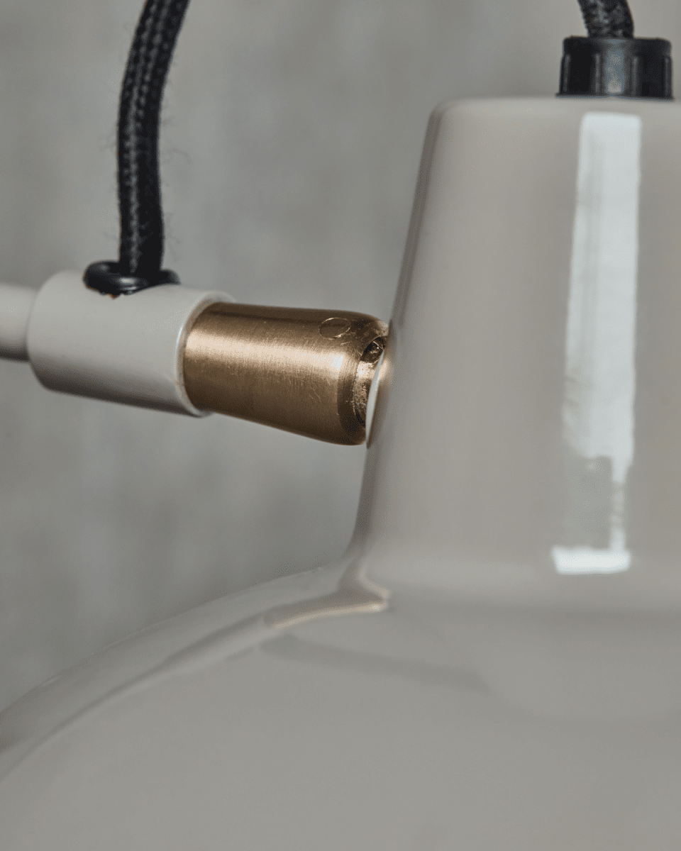 Desk Ø18 Grå vägglampa från House Doctor - Med sin sl&auml;ta emaljfinish och gr&aring; f&auml;rg passar den perfekt i vilket rum som helst och tillf&ouml;r b&aring;de sofistikation och m&aring;ngsidighet.