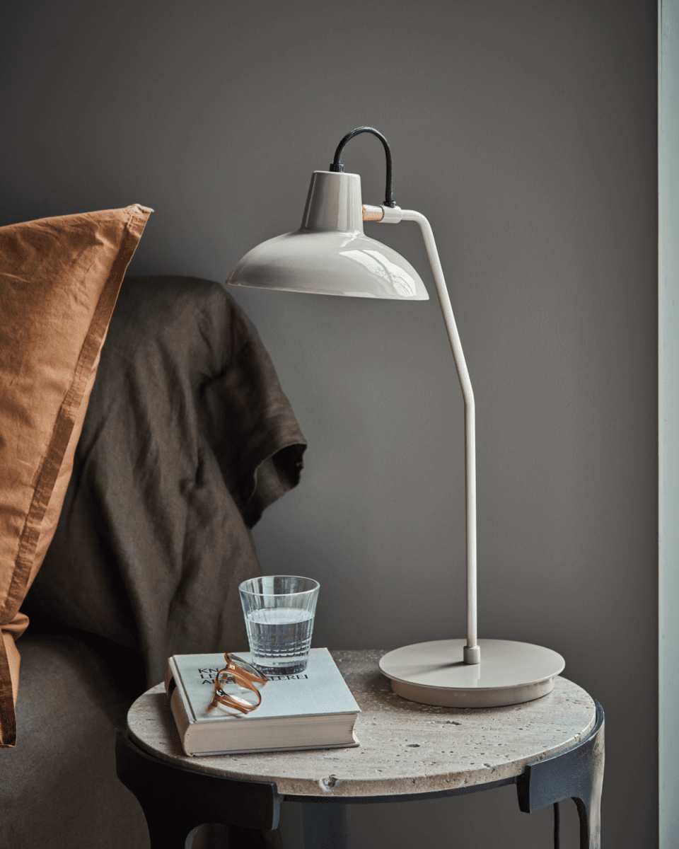 Desk 50cm Grå skrivbordslampa från House Doctor - Denna gr&aring; lampa kombinerar rena linjer och en sl&auml;t emaljfinish, vilket g&ouml;r den b&aring;de modern och tidl&ouml;s.