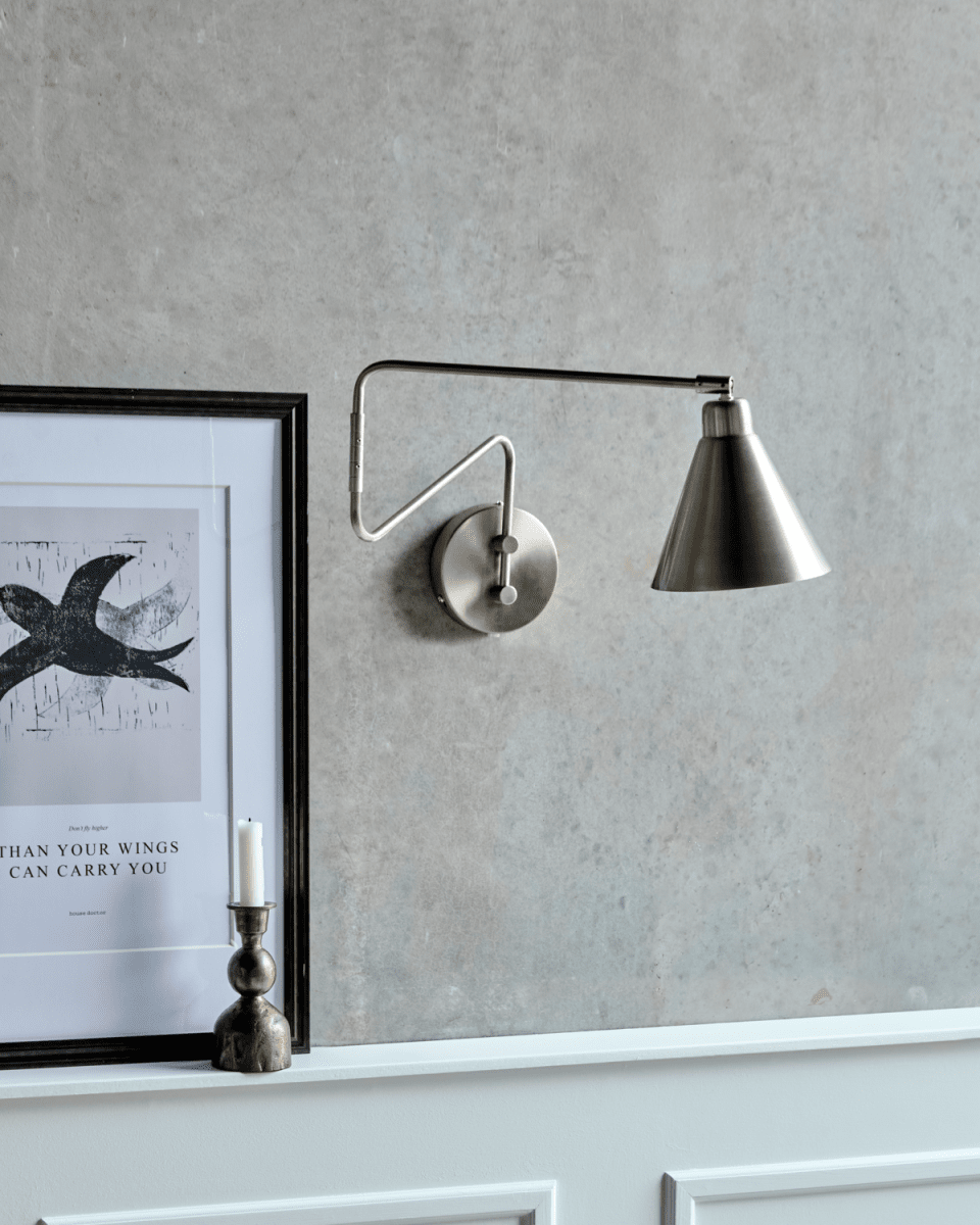Game 76cm Borstad silver vägglampa från House Doctor - S&auml;tt pricken &ouml;ver i:et med denna v&auml;gglampa i borstat j&auml;rn &ndash; en handgjord design med distinkt konisk sk&auml;rm, elegant finish och subtila detaljer i silver.