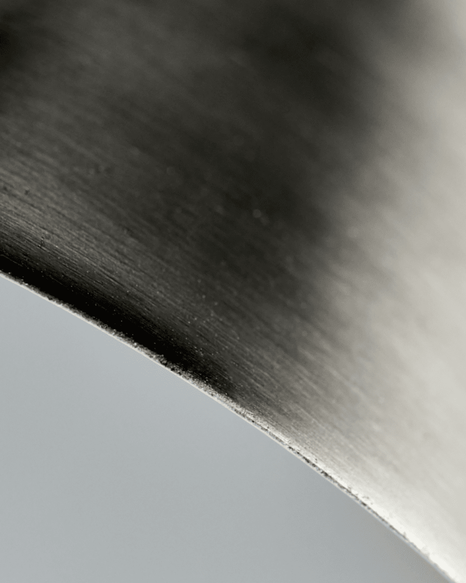 Game 76cm Borstad silver vägglampa från House Doctor - S&auml;tt pricken &ouml;ver i:et med denna v&auml;gglampa i borstat j&auml;rn &ndash; en handgjord design med distinkt konisk sk&auml;rm, elegant finish och subtila detaljer i silver.